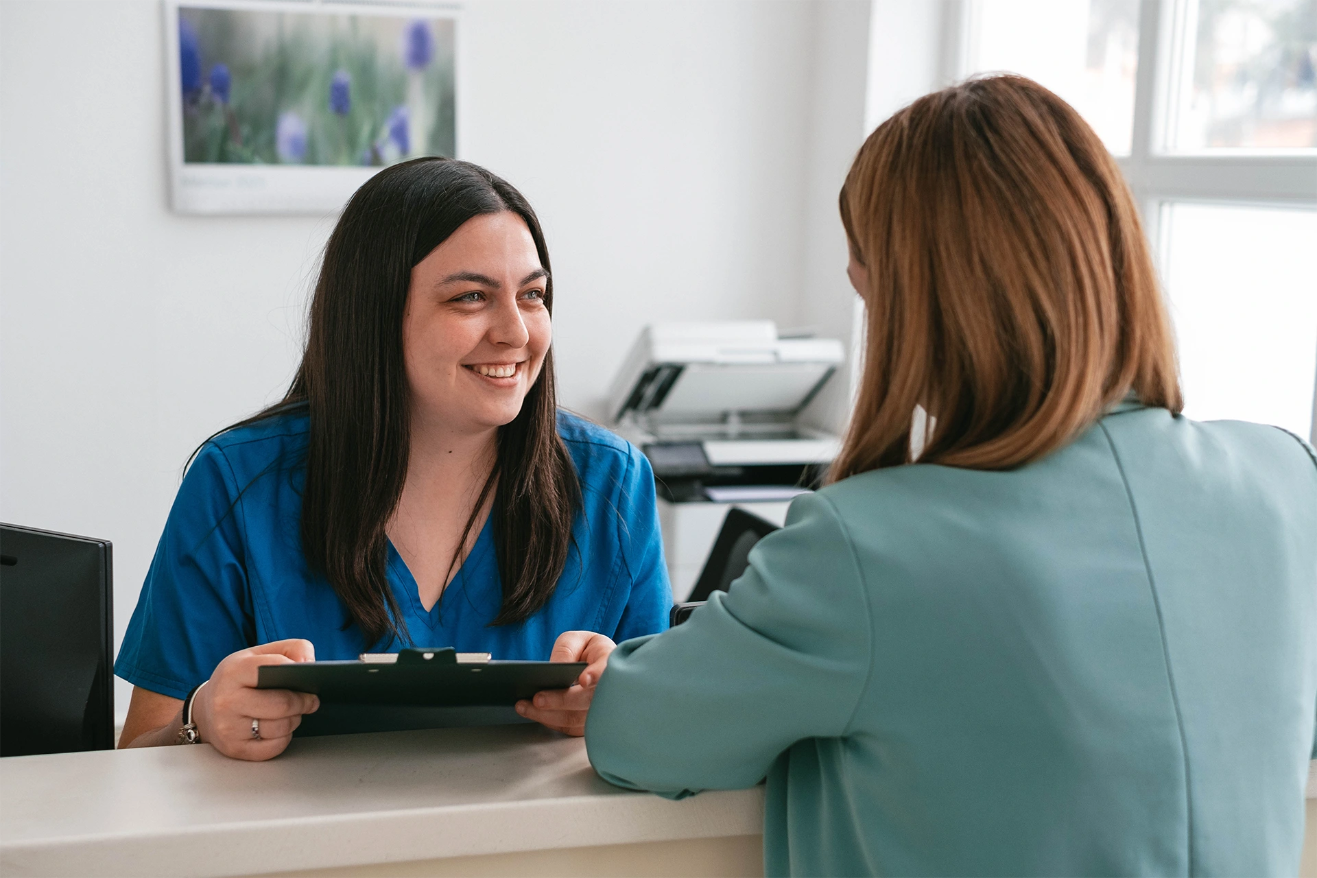 Vitality klinika recepciós fogadja a pácienst