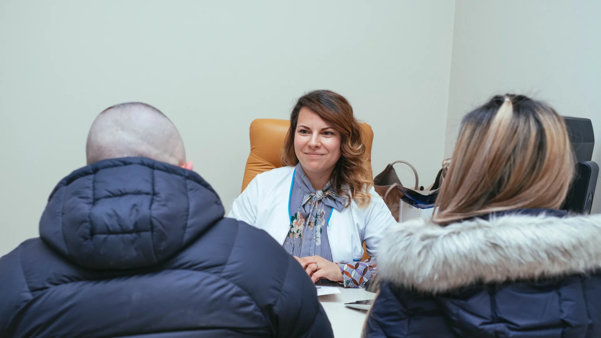 Egy orvos a páciensel beszélget